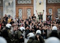 Ας αποφασίσει με ποιους είναι