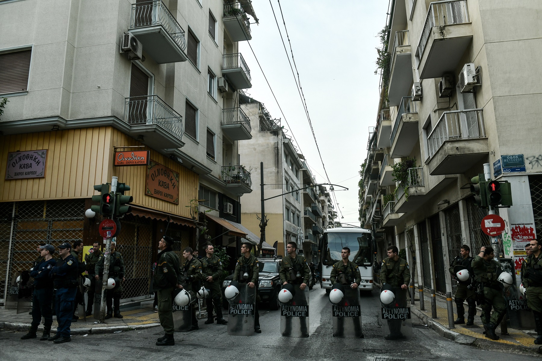 Η Αστυνομία ξεγυμνώνει και εκείνοι ξεγυμνώνονται