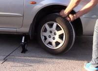 Αυτό είναι το κόλπο για να βάλεις μπρος το αυτοκίνητο όταν μείνεις από μπαταρία [vid]