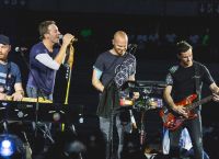 Chris Martin: Ο Τραγουδιστής των Coldplay παίζει το «Shelter From the Storm» του Dylan Chris Martin: Ο Τραγουδιστής των Coldplay παίζει το «Shelter From the Storm» του Dylan