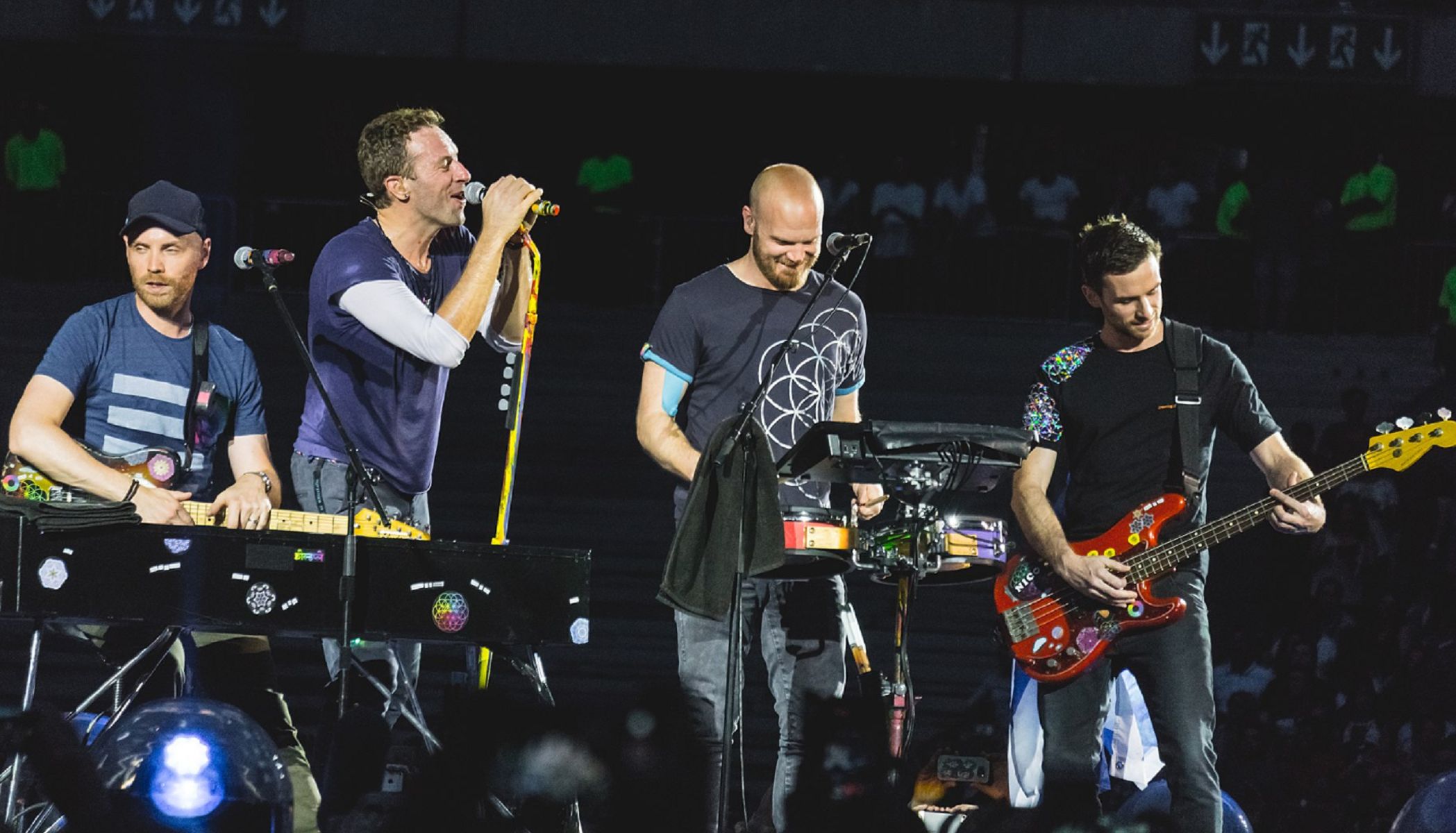 Chris Martin: Ο Τραγουδιστής των Coldplay παίζει το «Shelter From the Storm» του Dylan