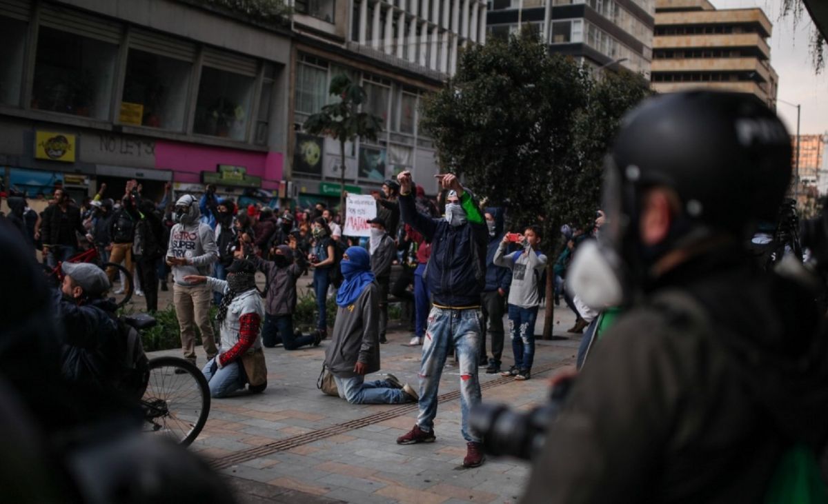 Κολομβία: Αντιμέτωπος με αντικυβερνητικές διαδηλώσεις χωρίς προηγούμενο, ο πρόεδρος Ιβάν Ντούκε
