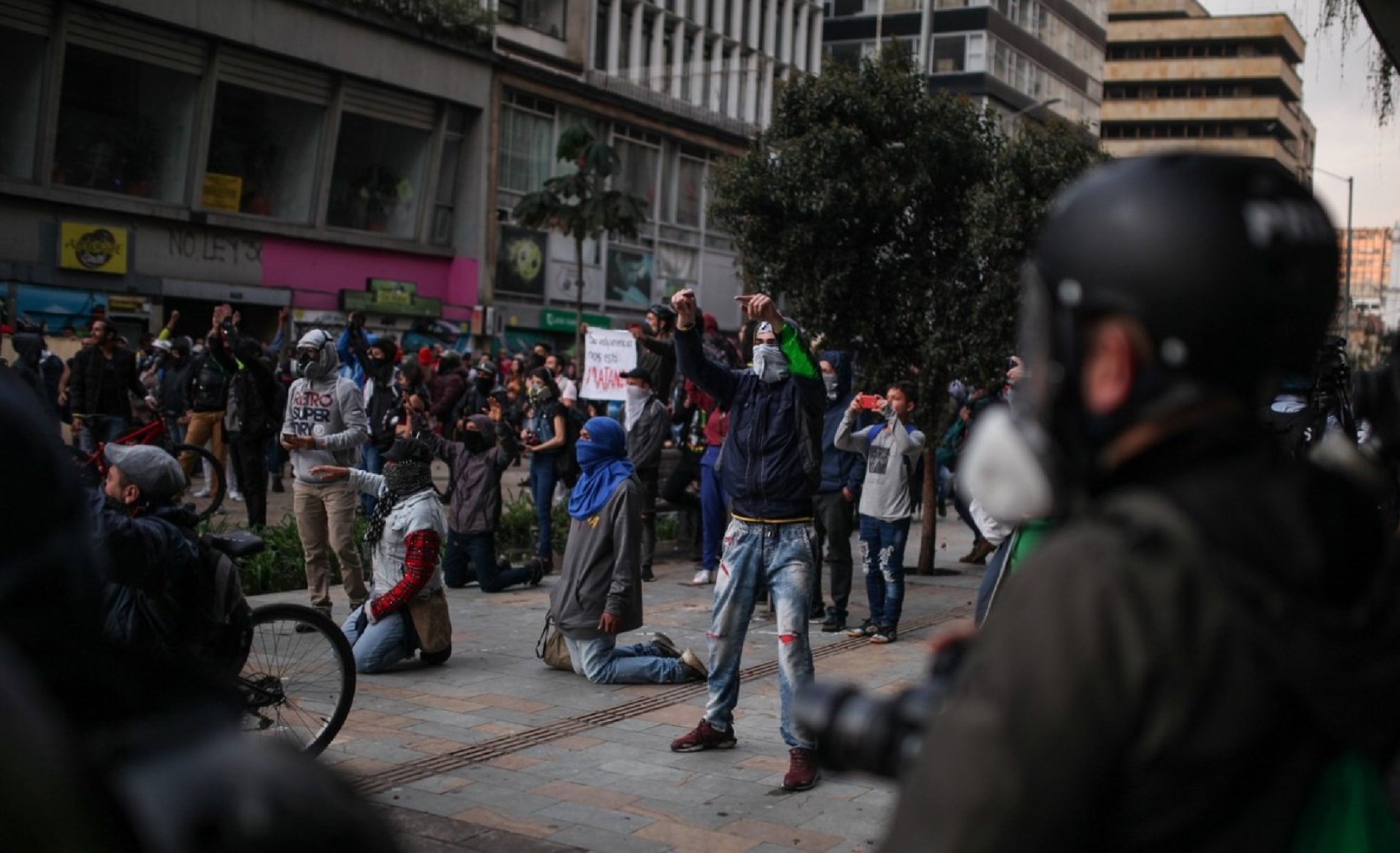 Κολομβία: Αντιμέτωπος με αντικυβερνητικές διαδηλώσεις χωρίς προηγούμενο, ο πρόεδρος Ιβάν Ντούκε