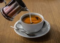 Αν πίνεις καφέ από κούπα στο γραφείο πρέπει να το σταματήσεις αμέσως [vid]