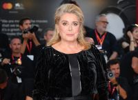 Κατρίν Ντενέβ: Κρίσιμες ώρες για την διάσημη ηθοποιό που υπέστη εγκεφαλικό