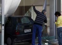 Μενίδι: Νέα εισβολή με αυτοκίνητο σε μαγαζί ειδών κινητής τηλεφωνίας