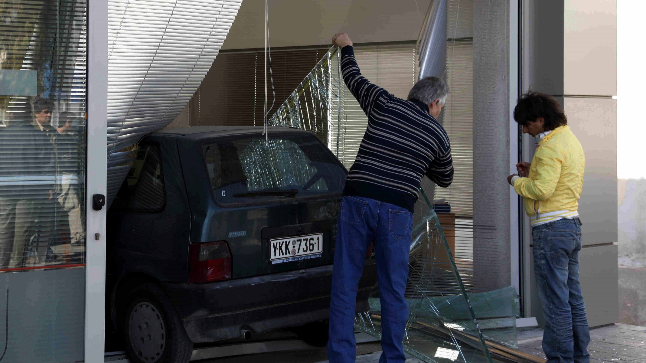 Μενίδι: Νέα εισβολή με αυτοκίνητο σε μαγαζί ειδών κινητής τηλεφωνίας