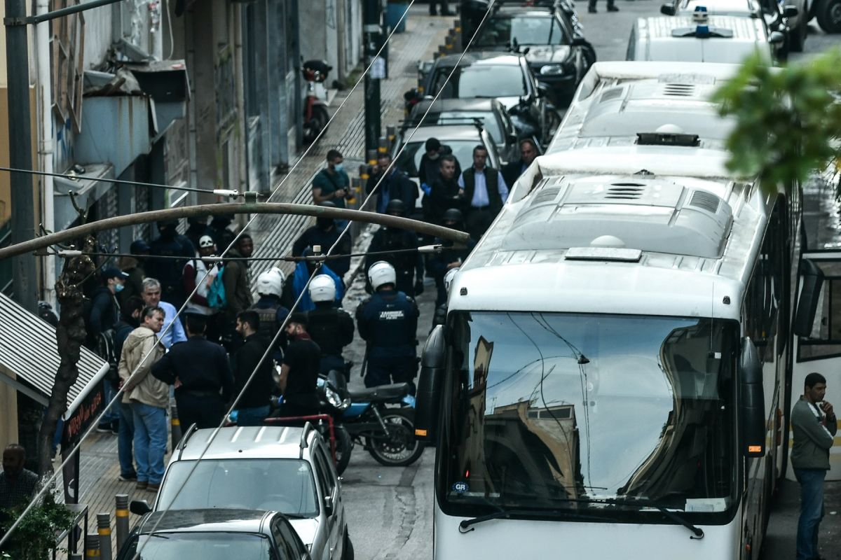 Εξάρχεια: Ολοκληρώθηκε η επιχείρηση – Στο Αλλοδαπών οι 100 μετανάστες που βρισκόταν στο κτήριο