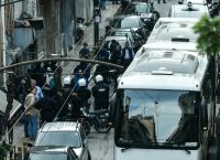 Εξάρχεια: Ολοκληρώθηκε η επιχείρηση – Στο Αλλοδαπών οι 100 μετανάστες που βρισκόταν στο κτήριο