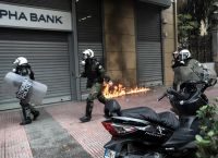 Επεισόδια στο συλλαλητήριο φοιτητών και μαθητών – Πέταξαν πέτρες στη Βουλή