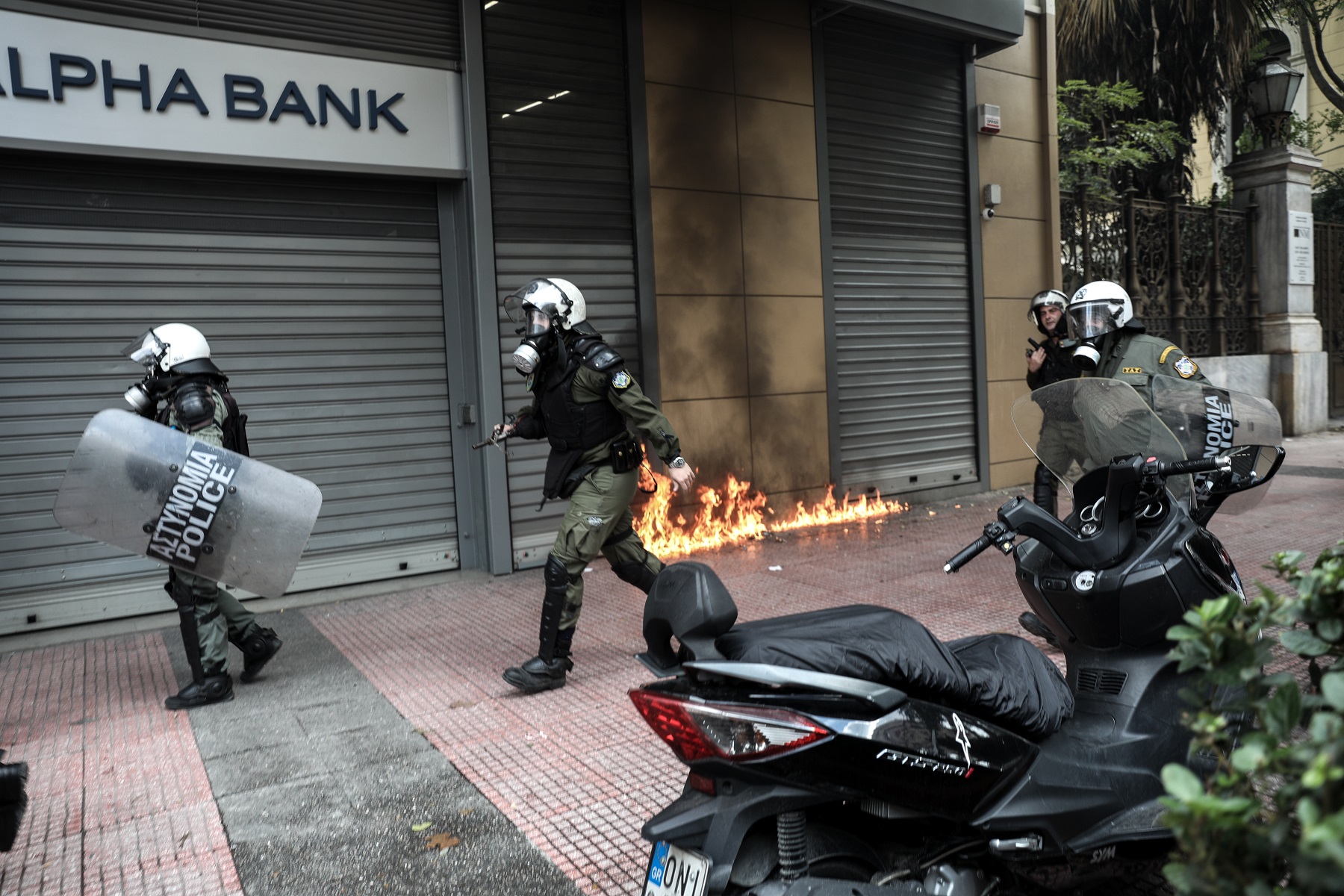 Επεισόδια στο συλλαλητήριο φοιτητών και μαθητών – Πέταξαν πέτρες στη Βουλή