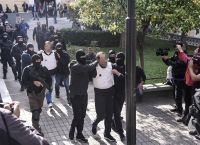 Ευελπίδων: Επεισόδια στα δικαστήρια όπου απολογούνταν μέλη της Επαναστατικής Αυτοάμυνας