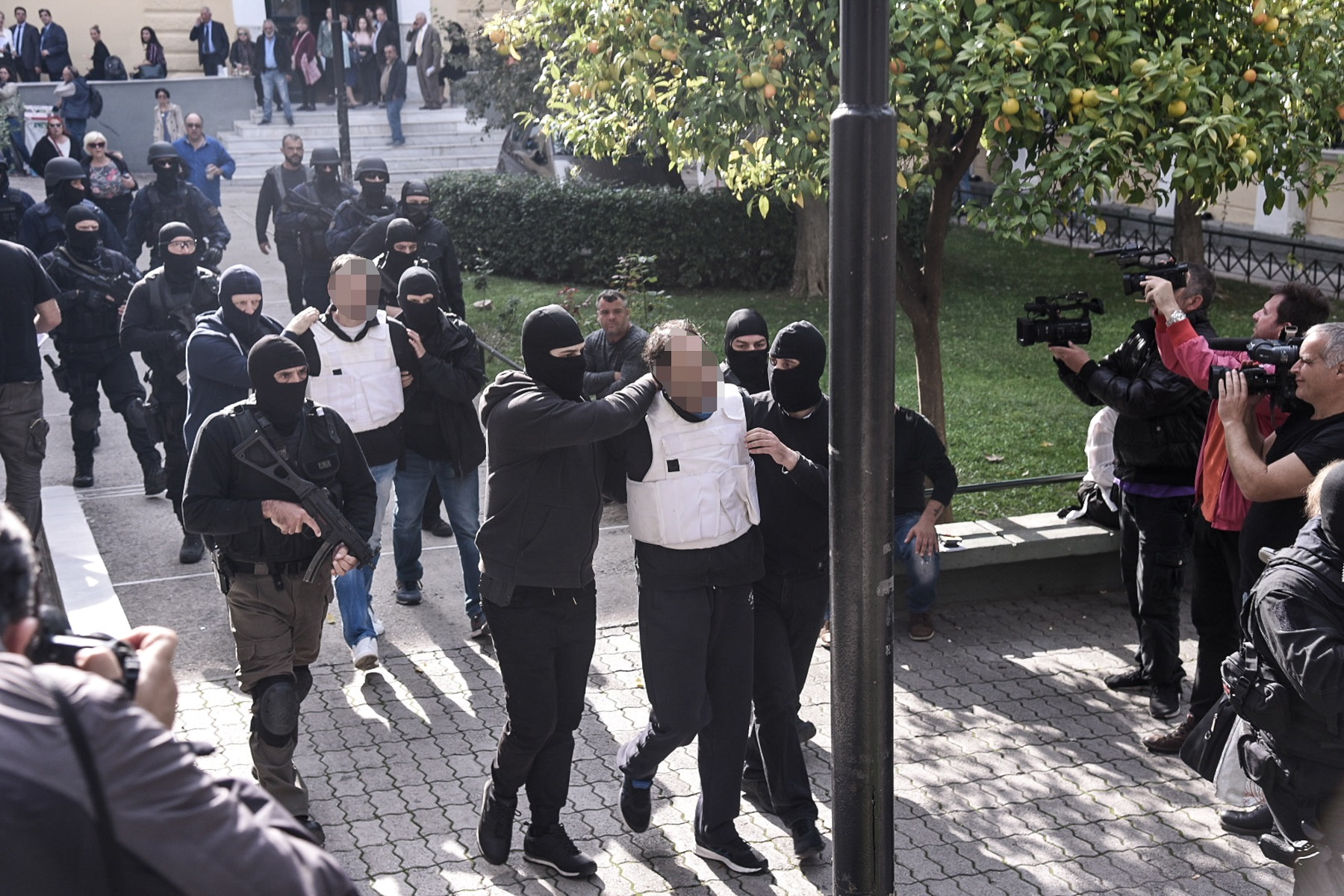 Ευελπίδων: Επεισόδια στα δικαστήρια όπου απολογούνταν μέλη της Επαναστατικής Αυτοάμυνας