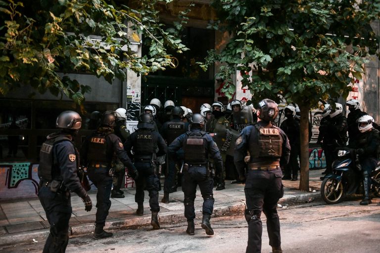 Εξάρχεια: Επιχείρηση της ΕΛΑΣ σε πολυκατοικία στη Στουρνάρη [vid]