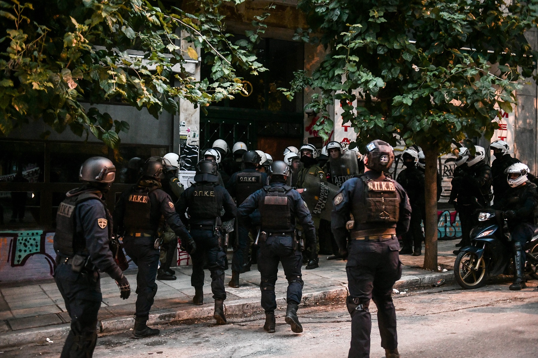 Εξάρχεια: Επιχείρηση της ΕΛΑΣ σε πολυκατοικία στη Στουρνάρη [vid]