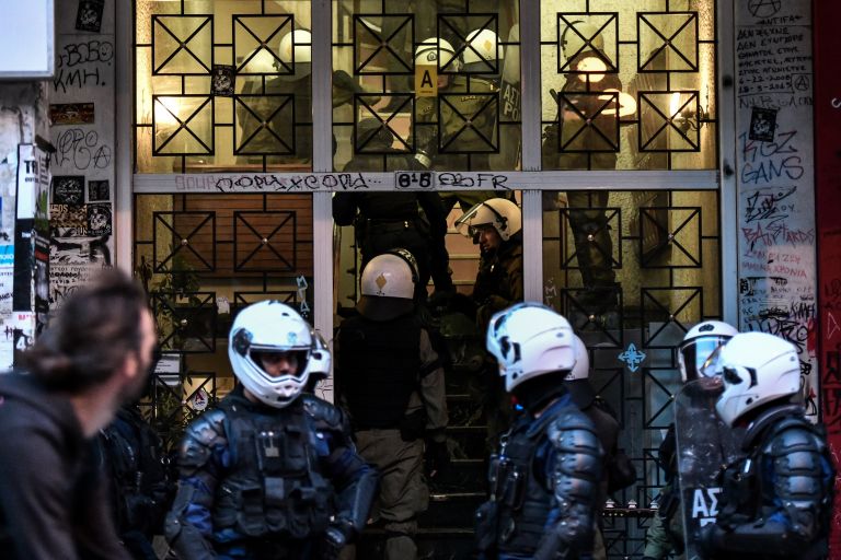 Πολυτεχνείο: Προσαγωγές της Αστυνομίας σε πολυκατοικία στα Εξάρχεια [pics&vid]