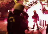 Πολυτεχνείο: Ένταση και επεισόδια στα Εξάρχεια – Πέτρες κατά αστυνομικών [pics&vid]
