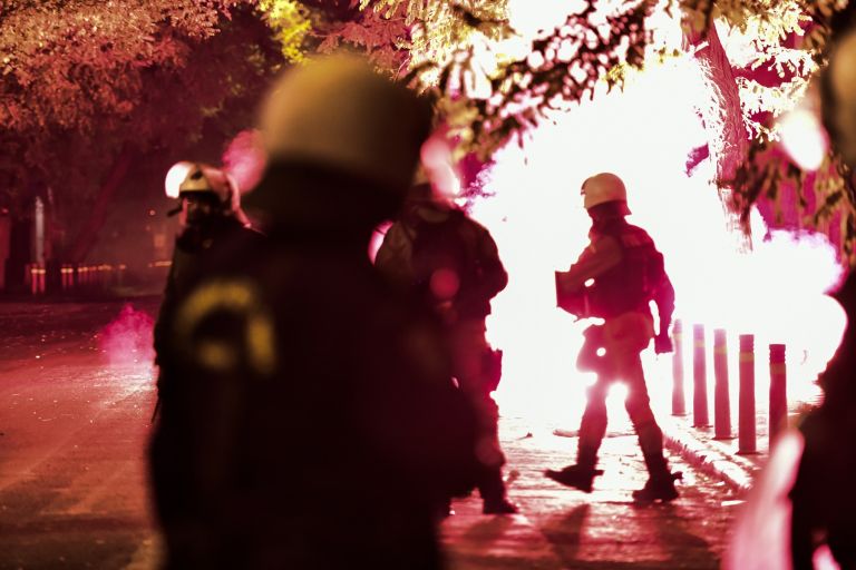 Πολυτεχνείο: Ένταση και επεισόδια στα Εξάρχεια – Πέτρες κατά αστυνομικών [pics&vid]