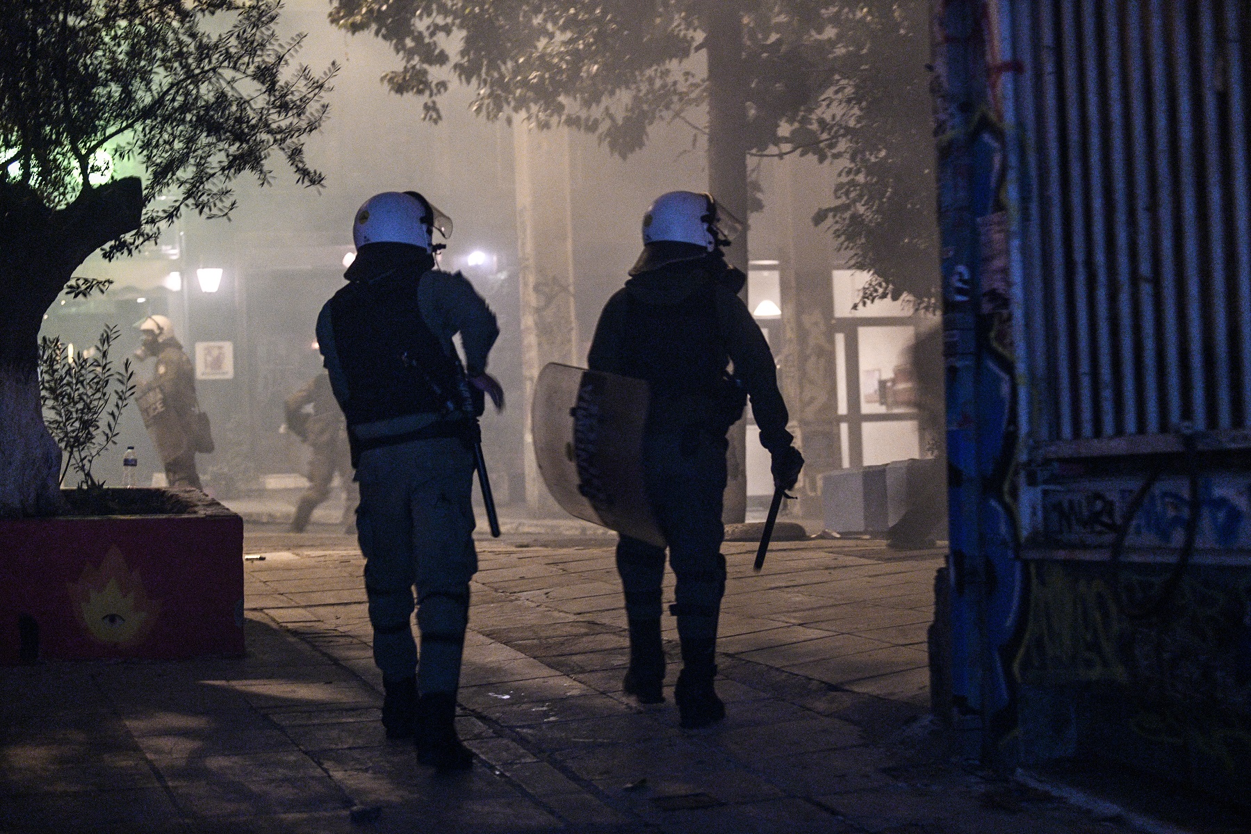 Εξάρχεια: Άνδρες των ΜΑΤ χτύπησαν δημοσιογράφο [vid]