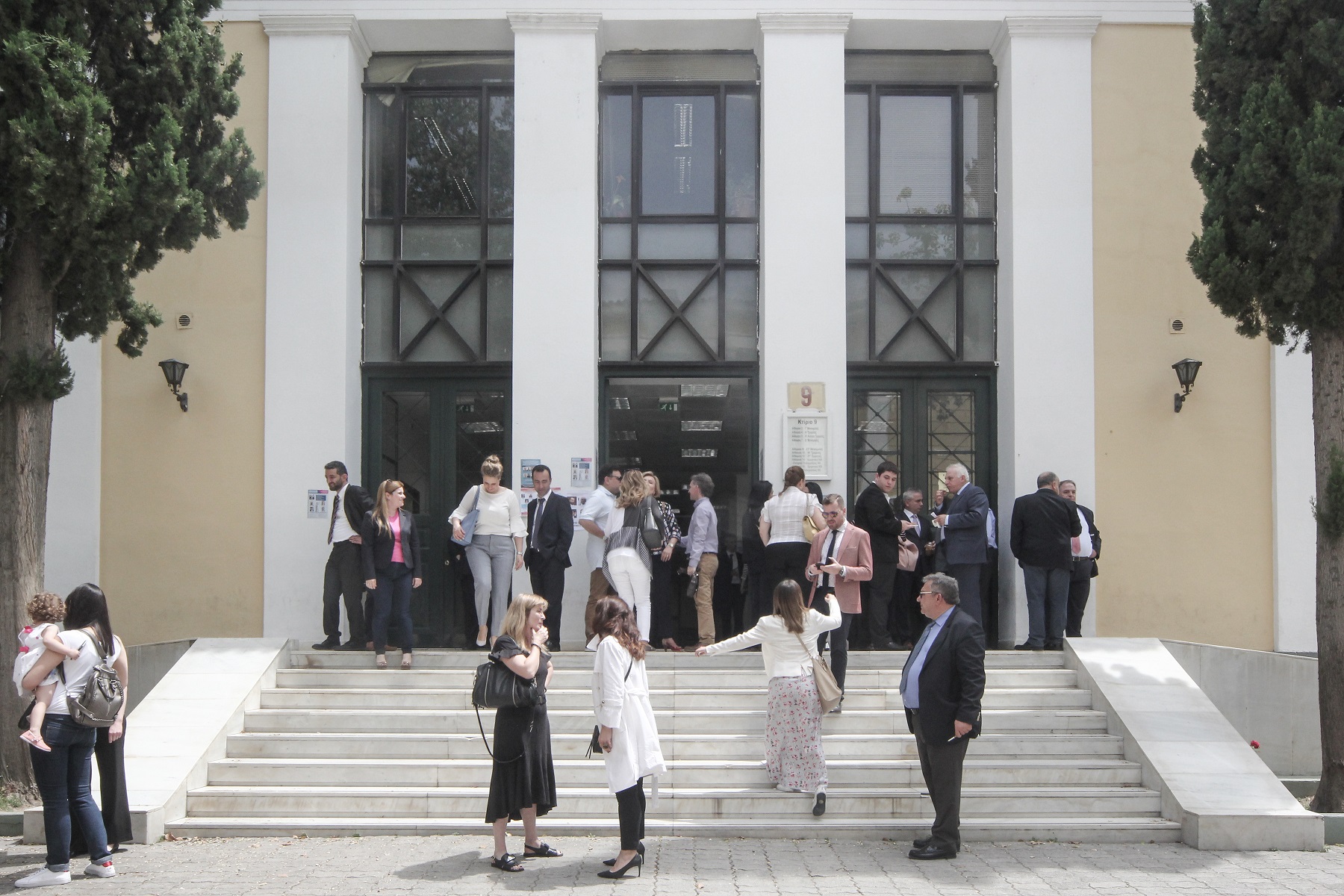 Ευελπίδων: Ένταση κατά τη μεταγωγή των συλληφθέντων για τα χθεσινά επεισόδια