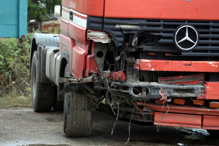 Κηφισός: Νταλίκα πέρασε στο αντίθετο ρεύμα και καρφώθηκε στα κιγκλιδώματα