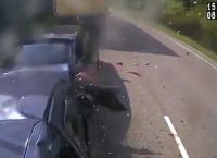 Τρομακτικό βίντεο με φορτηγό να πέφτει αφρενάριστο σε αυτοκίνητα