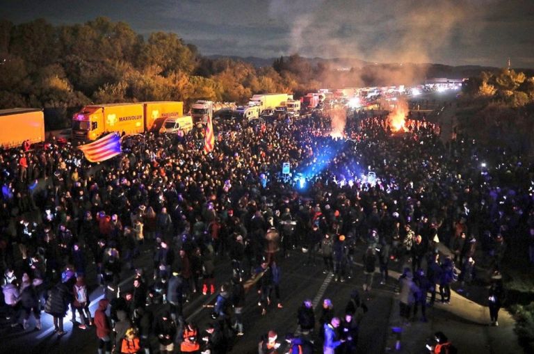 Ισπανία: Καταλανοί διαδηλωτές απέκλεισαν τον αυτοκινητόδρομο που τη συνδέει με τη Γαλλία