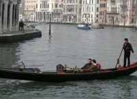 Βενετία: Γονδολιέρηδες αναλαμβάνουν ρόλο δύτη μαζεύοντας απορρίμματα από το βυθό