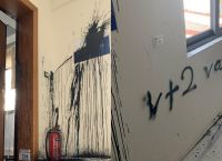 Ρουβίκωνας: Παρέμβαση στο πολιτικό γραφείο της Νίκης Κεραμέως – Πέταξαν μπογιές [pics&vid]