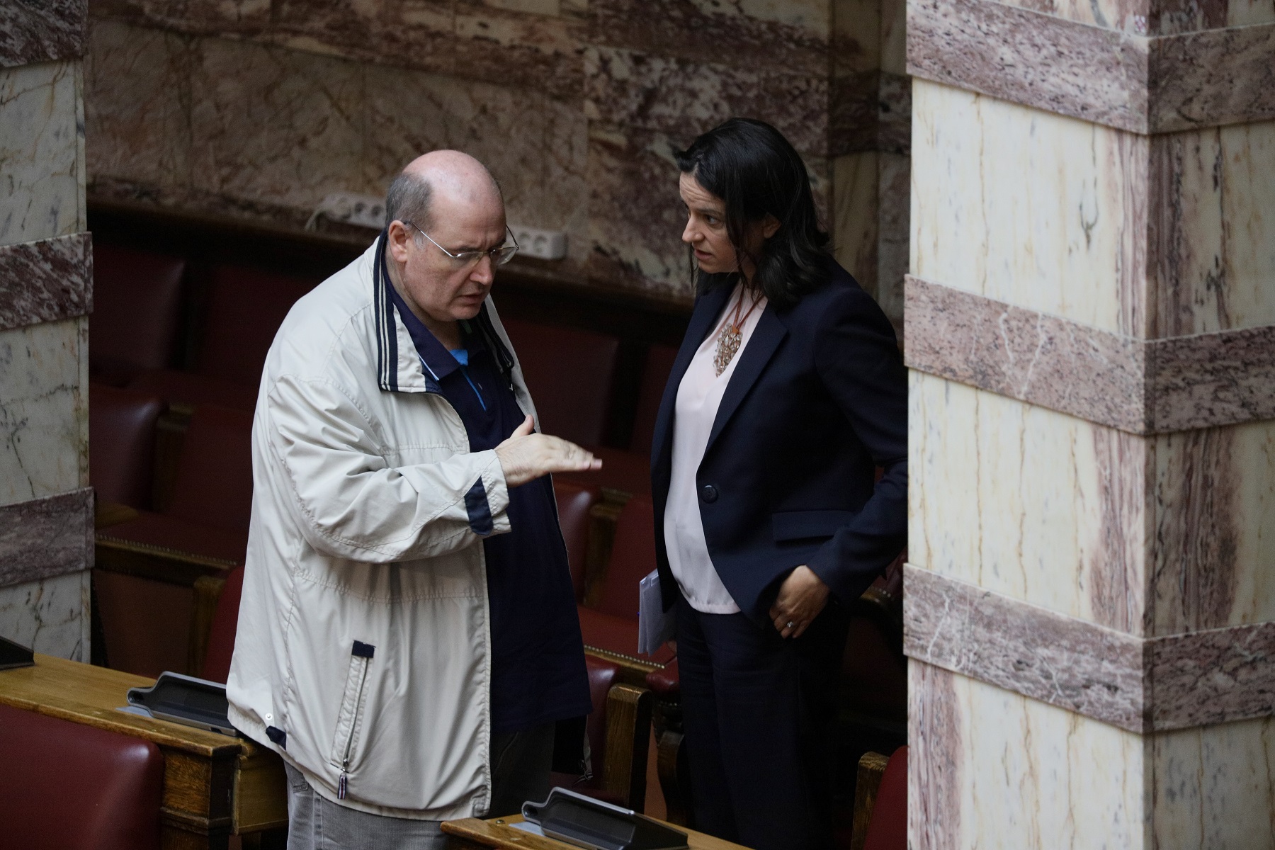 Βουλή: “Κόντρα” Κεραμέως και Φίλη για τα γεγονότα στην ΑΣΟΕΕ