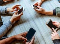 Έρευνα: Ένας στους τέσσερις νέους έχει σχεδόν εθισμό με το κινητό τηλέφωνο
