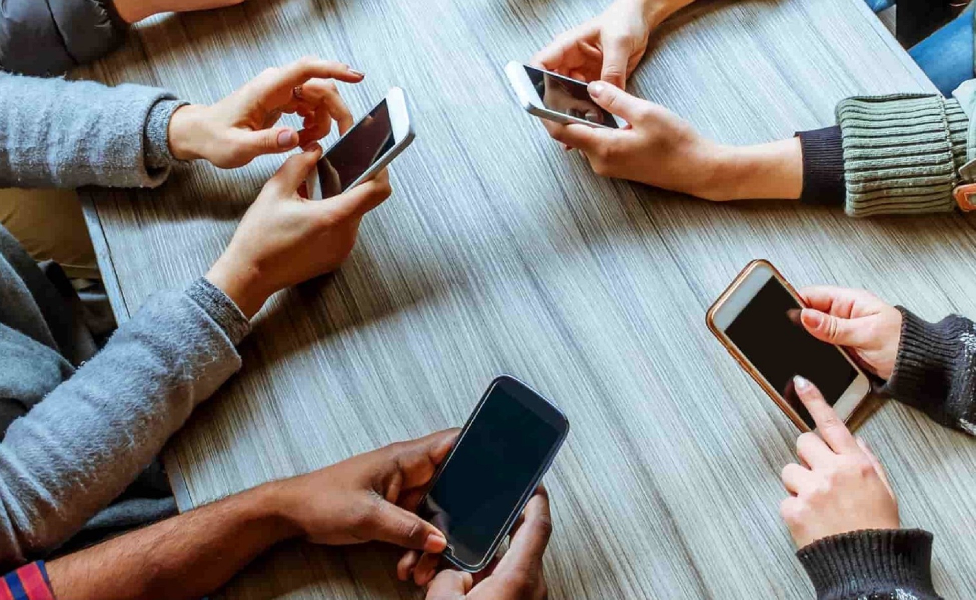 Έρευνα: Ένας στους τέσσερις νέους έχει σχεδόν εθισμό με το κινητό τηλέφωνο