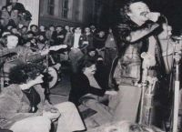 Νίκος Ξυλούρης: Τραγούδησε το «Πότε θα κάνει ξαστεριά» στην 1η επέτειο του Πολυτεχνείου [pics]