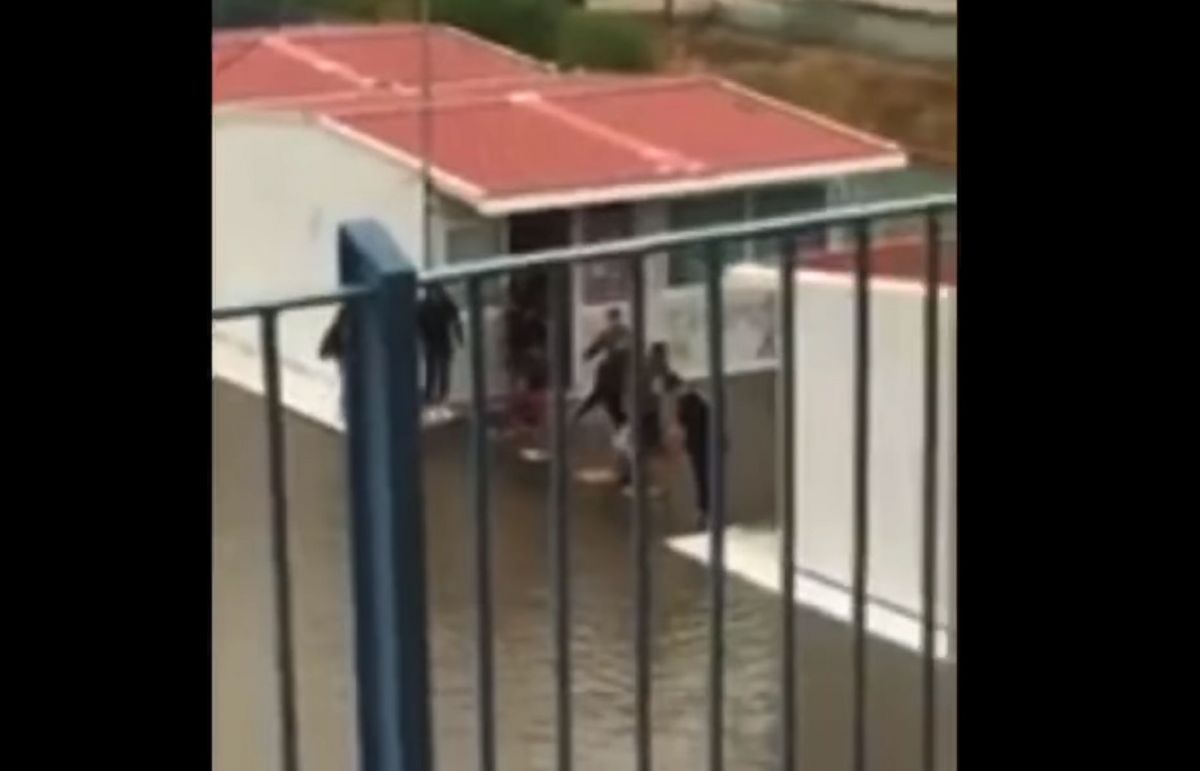 Κακοκαιρία Βικτώρια: Μαθητές έφτιαξαν γέφυρα από καρέκλες για να βγουν από το σχολείο [vid]