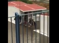 Κακοκαιρία Βικτώρια: Μαθητές έφτιαξαν γέφυρα από καρέκλες για να βγουν από το σχολείο [vid]