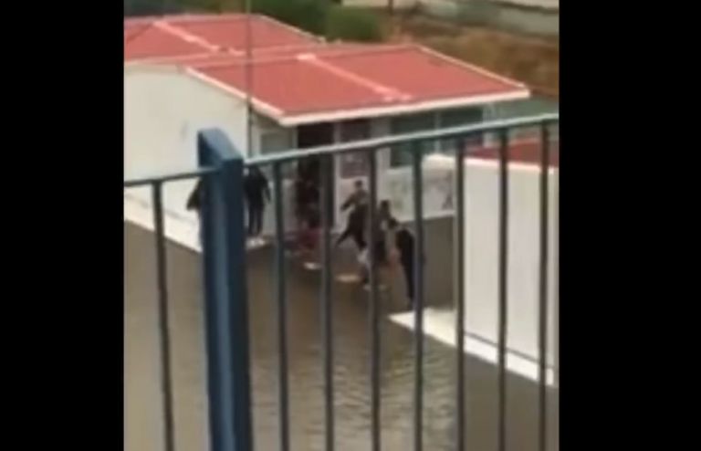 Κακοκαιρία Βικτώρια: Μαθητές έφτιαξαν γέφυρα από καρέκλες για να βγουν από το σχολείο [vid]