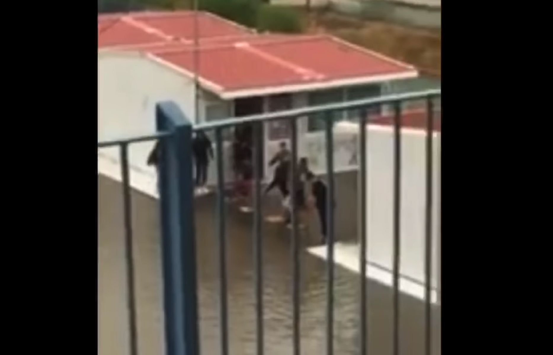 Κακοκαιρία Βικτώρια: Μαθητές έφτιαξαν γέφυρα από καρέκλες για να βγουν από το σχολείο [vid]