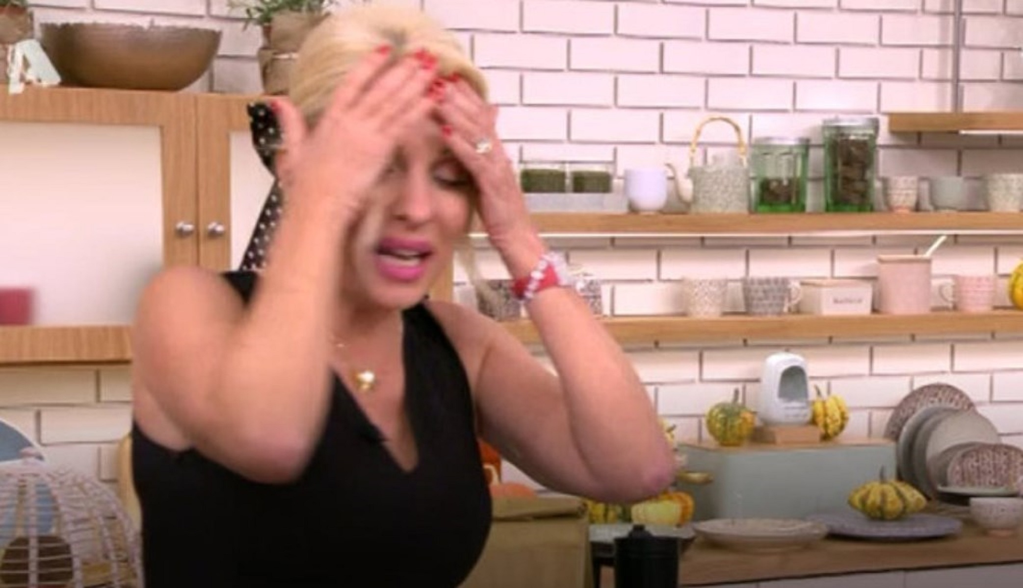 Ελένη Μενεγάκη: Είπε ψω… στον αέρα και έγινε χαμός