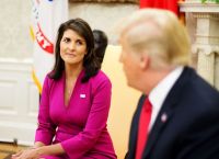 ΗΠΑ: Η Νίκι Χέιλι καταγγέλλει ότι δύο υψηλόβαθμα στελέχη της κυβέρνησης της ζήτησαν να υπονομεύσει τον Τραμπ