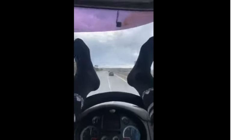Κύπρος: Σάλος με άντρα που οδηγεί με τα πόδια [vid]