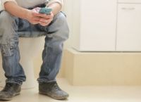 Δες τι μπορείς να πάθεις αν παίρνεις μαζί σου το κινητό στην τουαλέτα [vid]