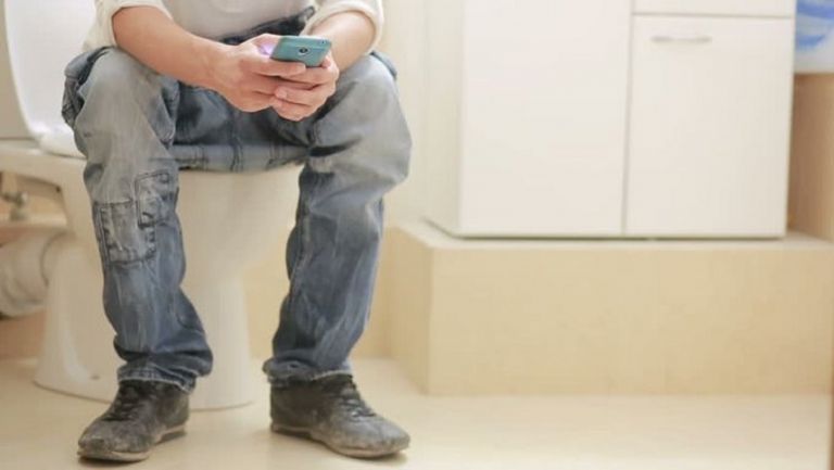 Δες τι μπορείς να πάθεις αν παίρνεις μαζί σου το κινητό στην τουαλέτα [vid]