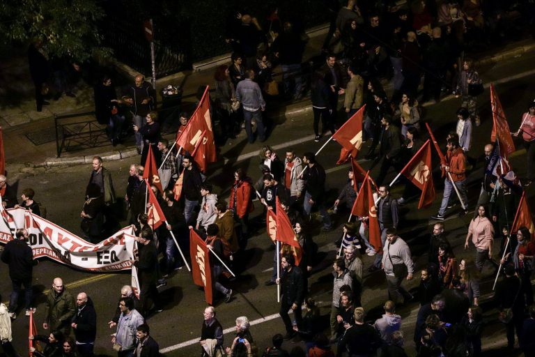 Πολυτεχνείο: Ένταση μεταξύ των μελών του ΚΚΕ και του ΣΥΡΙΖΑ στην πορεία
