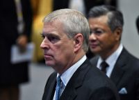 Πρίγκιπας Άντριου: Αποσύρεται από τα βασιλικά του καθήκοντα για το σκάνδαλο Έπσταϊν