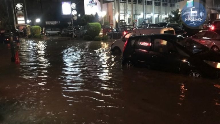 Κακοκαιρία: Ισχυρές βροχοπτώσεις “πνίγουν” και τη Ρόδο [pics & vid]