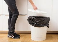 Αυτό είναι το κόλπο για να μην μυρίζουν τα σκουπίδια στο σπίτι και στο γραφείο [vid]