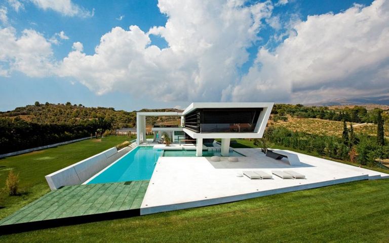 Το εντυπωσιακό αυτό σπίτι βρίσκεται στην Αττική – «Αναδύεται» μέσα από το νερό [pics]