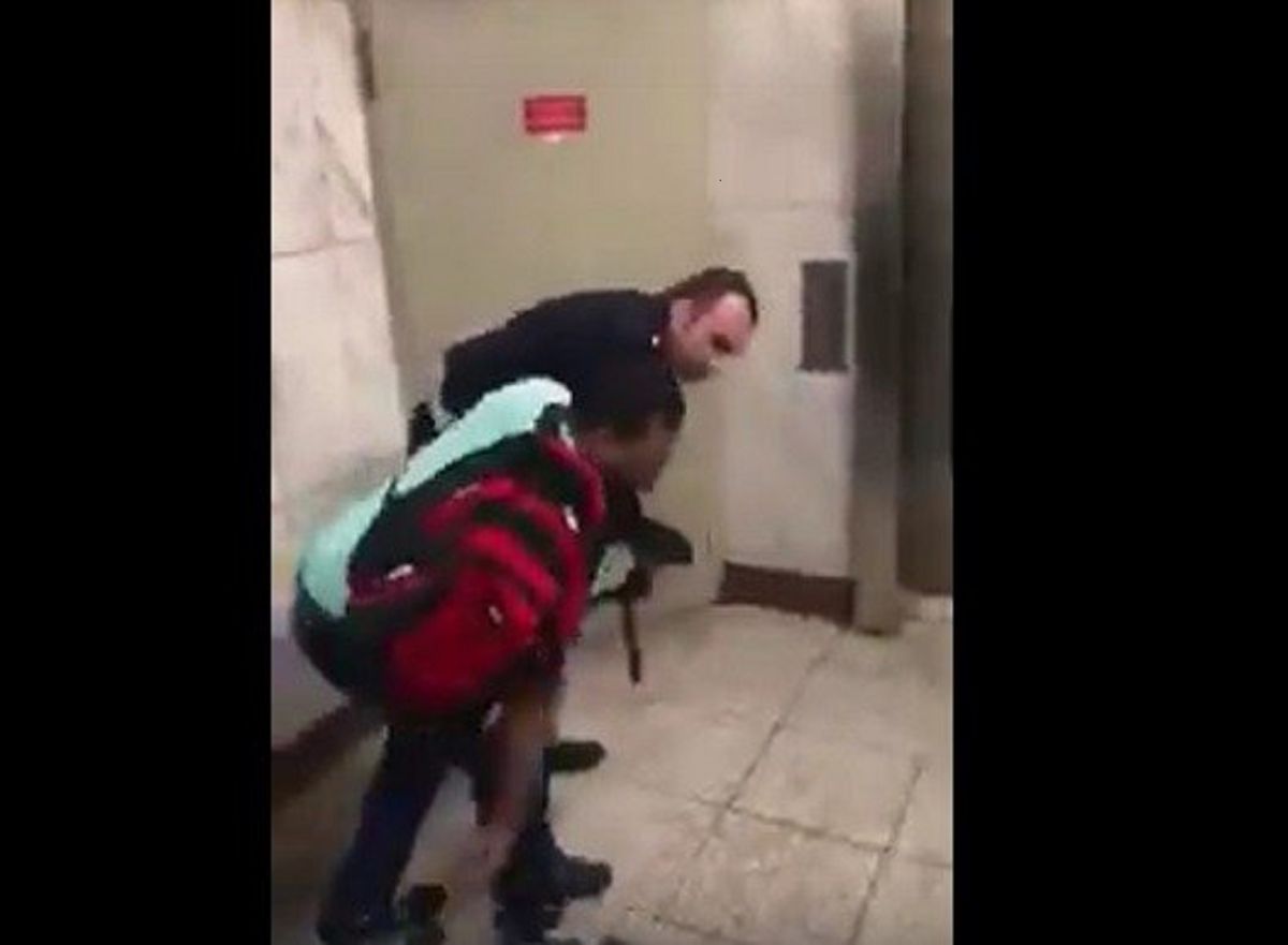 Σύνταγμα: Επεισοδιακή σύλληψη αλλοδαπού μικροπωλητή στον σταθμό του Μετρό [vid]