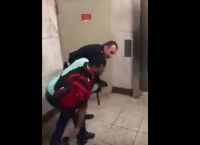 Σύνταγμα: Επεισοδιακή σύλληψη αλλοδαπού μικροπωλητή στον σταθμό του Μετρό [vid]