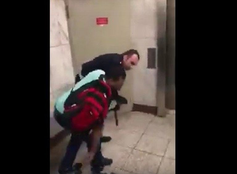 Σύνταγμα: Επεισοδιακή σύλληψη αλλοδαπού μικροπωλητή στον σταθμό του Μετρό [vid]